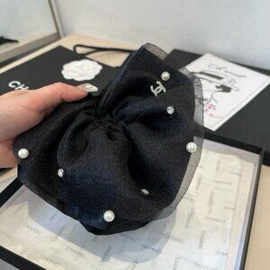 Chanel posts a circle